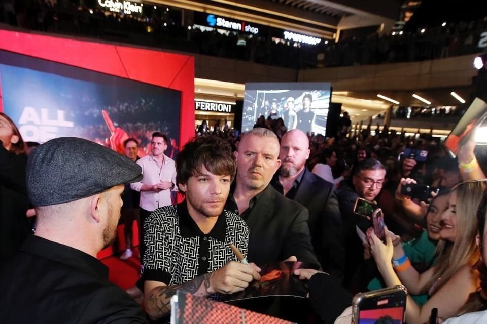 El cantante desfiló por la alfombra poco menos de 10 minutos.