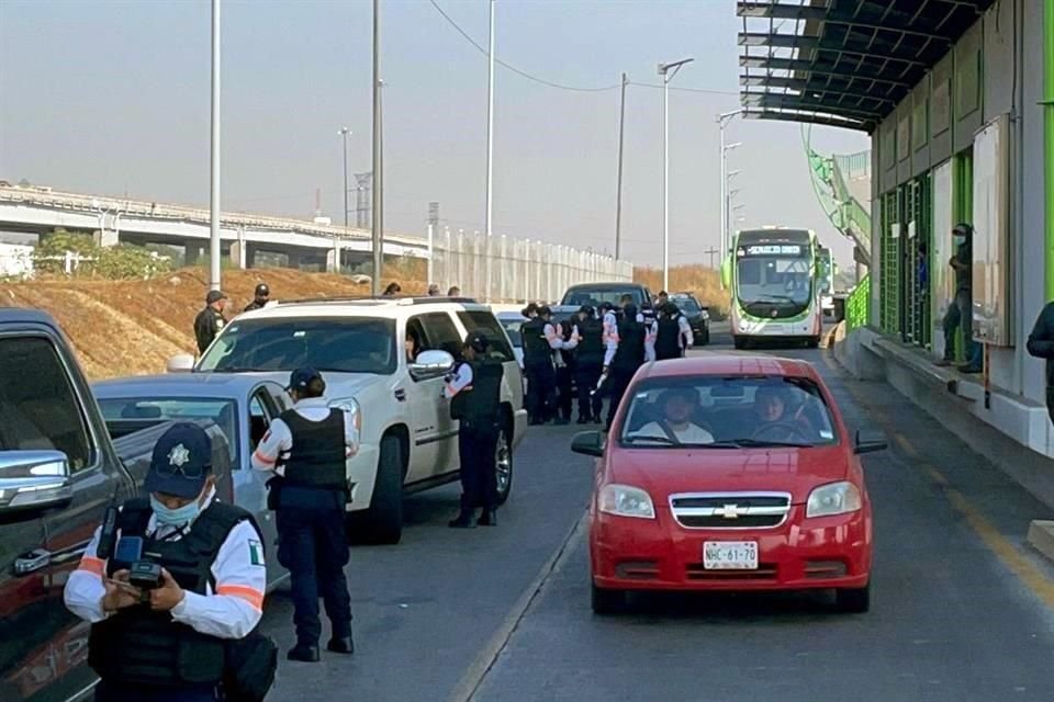 El Gobierno mexiquense lleva a cabo una campaña de información y concientización para evitar que los automovilistas invadan el carril del Mexibús. 