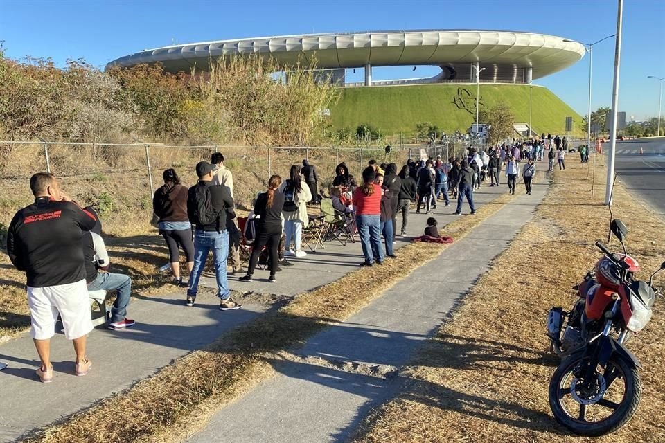 Decenas de personas arriban al Estadio Akron para adquirir los boletos para la pelea de Saúl 'Canelo' Álvarez vs. John Ryder.