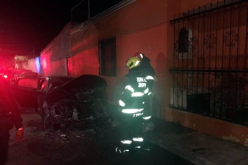 Dos hombres resultaron con intoxicación por inhalación de humo luego de que un vehículo se incendió en la Colonia Tuzanía Ejidal, en Zapopan.