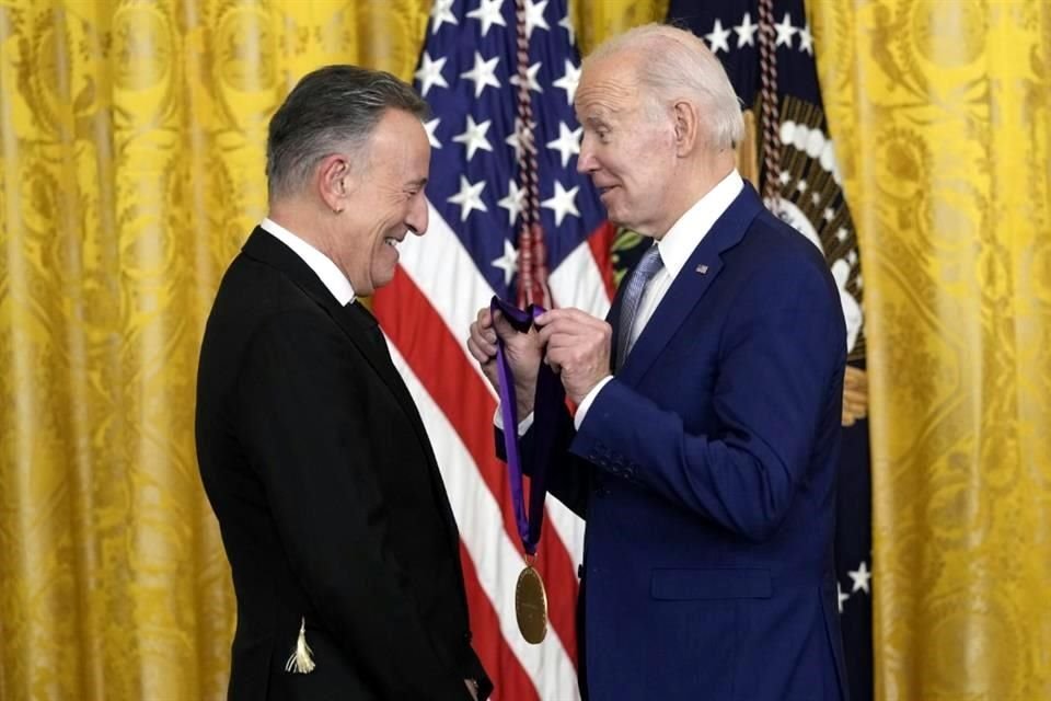 El presidente de Estados Unidos, Joe Biden, le dio a Bruce Springsteen y a José Feliciano la medalla de las Artes.