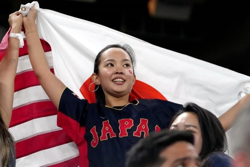 La afición japonesa nunca dejó de creer en su equipo.