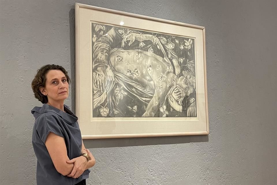 La curadora Caroline Montenat en su exposición, 'Convertirse en uno Mismo. Dibujos de Colecciones y Acervos de Guadalajara (1945-2013)'.