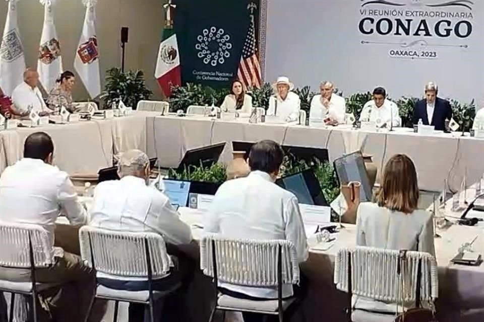 Al encuentro también asiste el Secretario de Gobernación, Adán Augusto López.