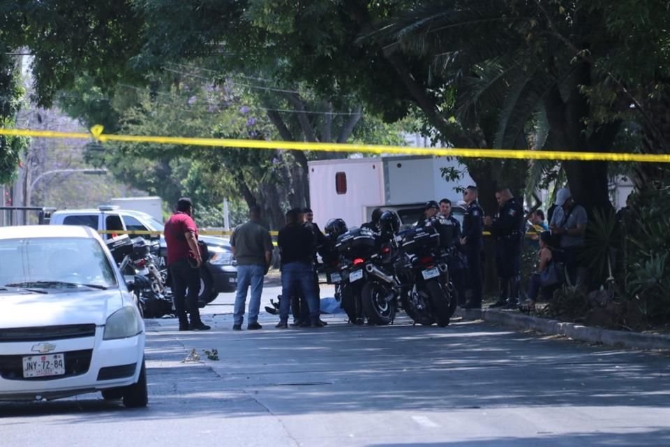 El conductor de la motocicleta se impactó contra una camioneta en el cruce de San Jacinto y Aurelia Guevara, en la Colonia San Rafael.