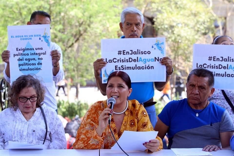 María González, del IMDEC (con micrófono), en compañía de otros activistas expusieron en Plaza de Armas la crisis de agua en Jalisco.