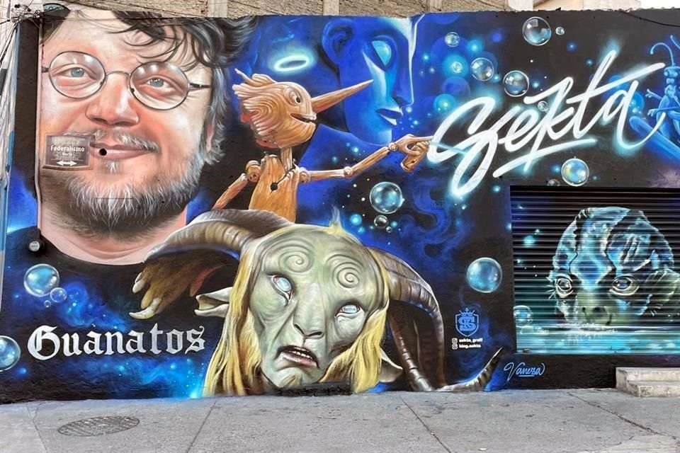 El artista Fredy Muñoz 'Sekta' realizó un mural con el rostro del cineasta tapatío y personajes de su filmografía en el centro de la Ciudad.