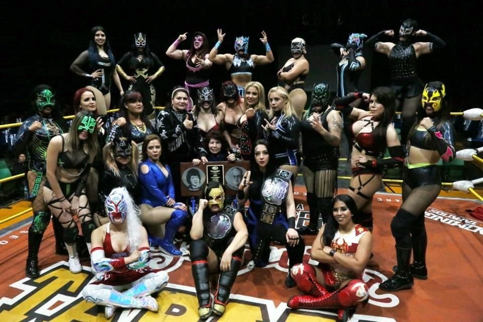 Las 24 luchadoras que protagonizaron el Homenaje a Dos Leyendas, incluidas las campeonas de Occidente, Zeuxis y Stephanie Vaquer, posaron con Doña Irma.