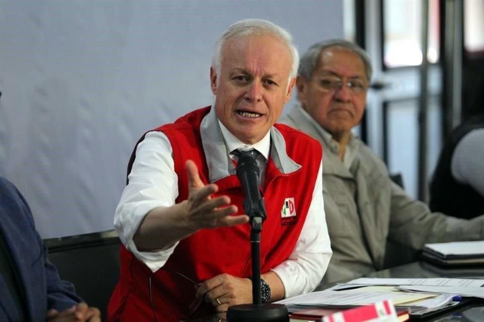 Eric Sevilla, dirigente estatal del PRI, en conferencia de prensa.