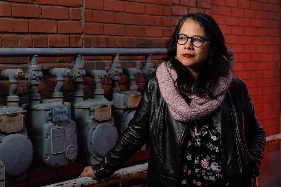 Sara Uribe (foto) y Verónica Gerber Bicecci, autoras del libro Rosario Castellanos: Materia que Arde (Lumen, 2023).