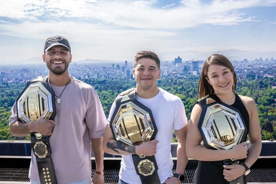 Los campeones Yair Rodríguez (peso Pluma), Brandon Moreno (peso Mosca) y Alexa Grasso (peso Mosca) estuvieron en la Ciudad de México.