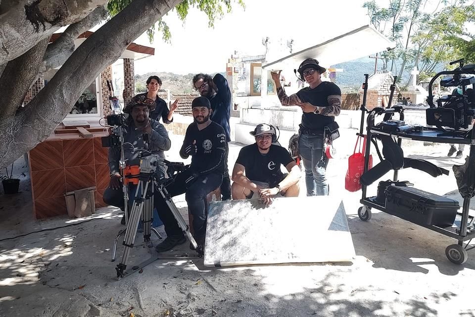 Crew de 'La Casa Azul', cinta que se graba en El Tuito, Jalisco.