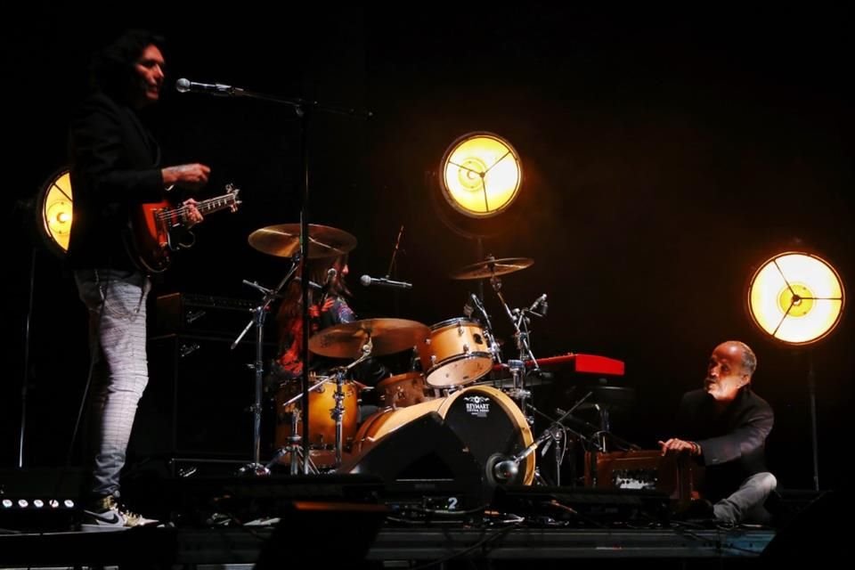 El grupo sólo tuvo una pantalla gigante como fondo del escenario, más sus instrumentos.