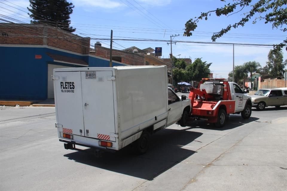 Vecinos alertaron a autoridades tras ver que la camioneta derramaba sangre de la parte de atrás.