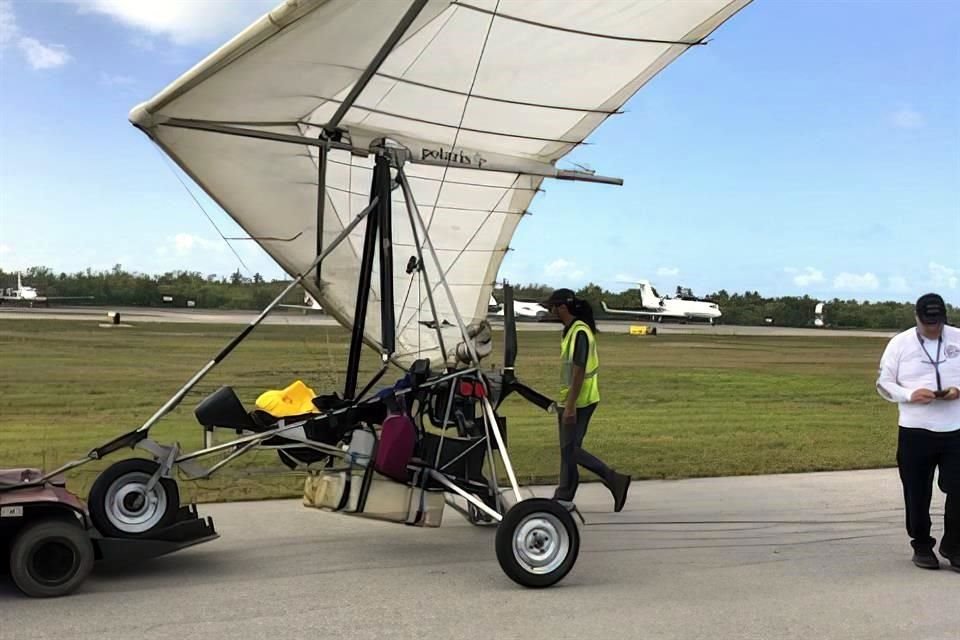 Dos migrantes cubanos escaparon de la isla en una ala delta motorizada y llegaron a 'Cayo Hueso', Florida.