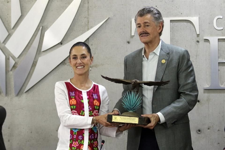 La jefa de gobierno de la CDMX, Claudia Sheinbaum, recibió el reconocimiento 'Águila al Vuelo' otorgado por el Consejo Regulador del Tequila.