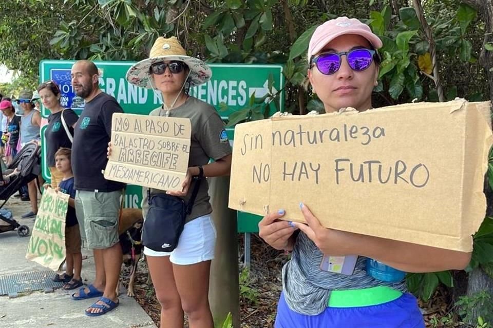 Cadena humana a lo largo de la carretera de entrada a Puerto Morelos en protesta por la destrucción del arrecife y manglar por el Tren Maya.