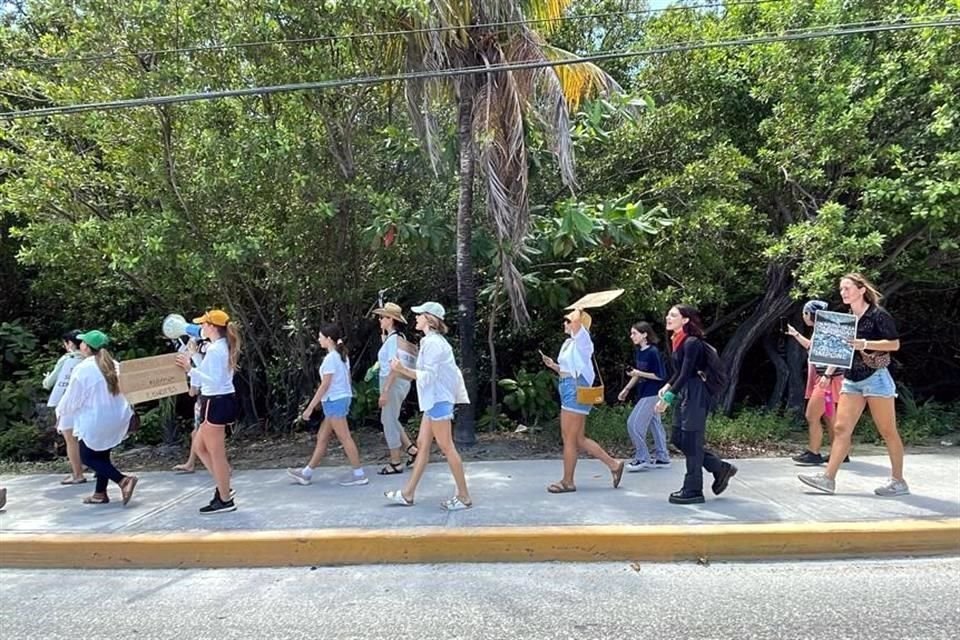 Cadena humana a lo largo de la carretera de entrada a Puerto Morelos en protesta por la destrucción del arrecife y manglar por el Tren Maya.