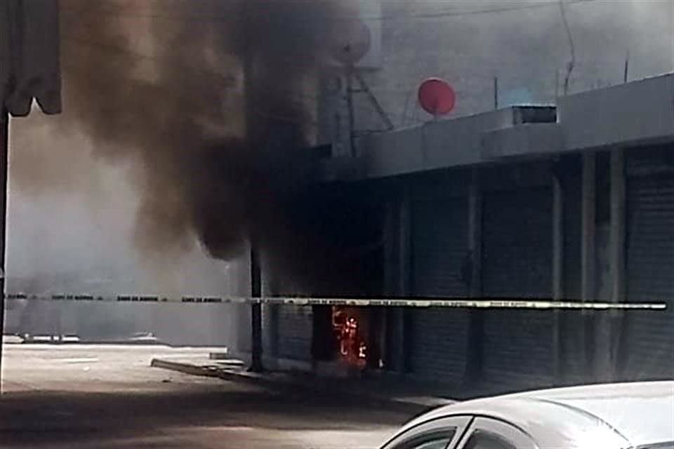 Al interior del inmueble incendiado se halló el cadáver de un hombre baleado.