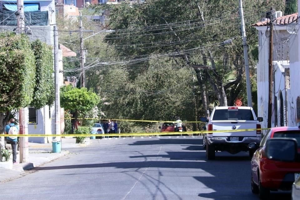 Un hombre fue asesinado a golpes y con arma blanca tras una discusión en calles de la Colonia Lomas del Paraíso; el agresor fue detenido.