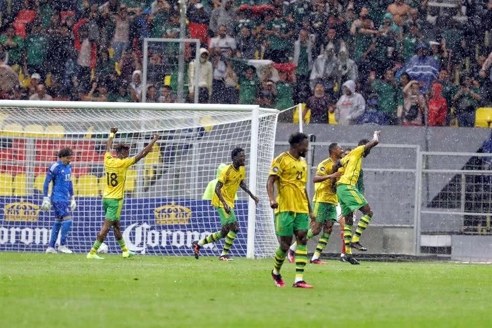 Bajo la fuerte lluvia, Héctor Moreno recibió un empujón y terminó mandando el balón al fondo de su propio arco.