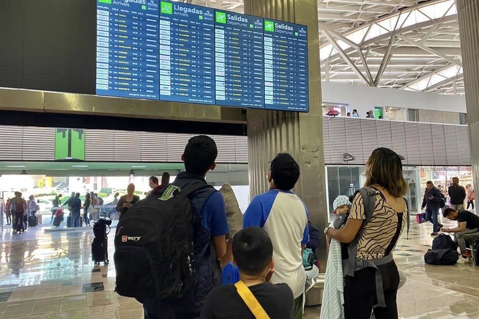 Viajeros en la Terminal 1 del AICM confundidos porque sus vuelos aparecen como demorados en la aerolínea Volaris
