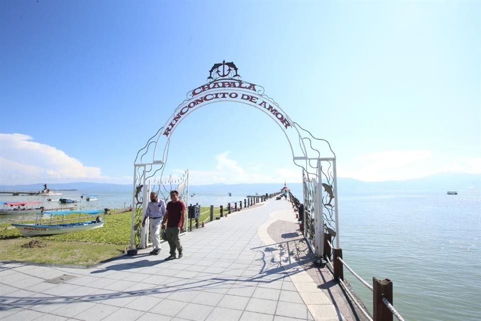 Lago de Chapala está rodeada de la Región Ciénega y la Sureste.