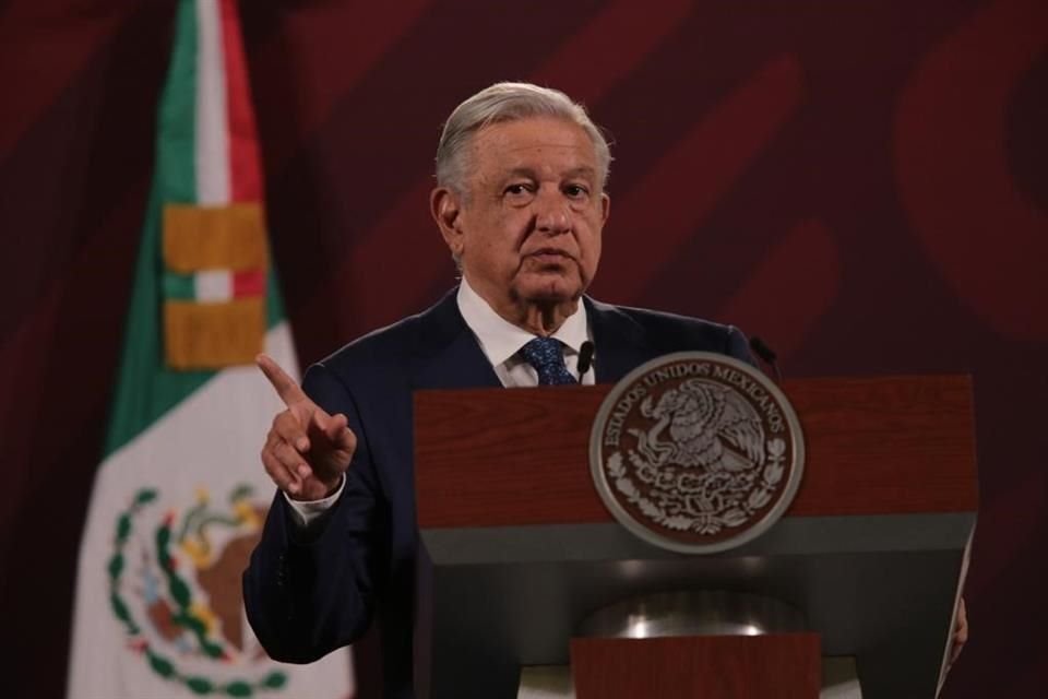 El Presidente en conferencia de prensa.