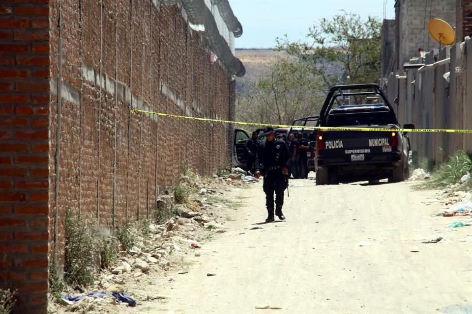 El cadáver cercenado de una persona fue localizado adentro de una maleta abandonada en un camino de tierra de Tlajomulco.