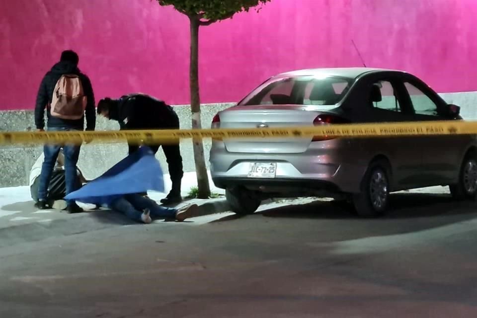 Cerca de la plaza principal del Zapote del Valle, en Tlajomulco, dos hombres fueron atacados a balazos y uno murió la noche del domingo.