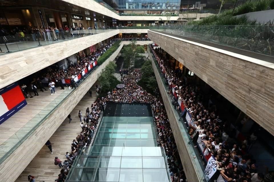 Las fans del cantante arribaron a la plaza desde muchas horas antes; algunas, incluso, llegaron desde un día previo.