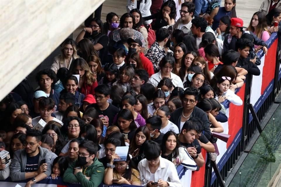 Soportando el calor, las horas de espera y los empujones, así pasaron el día los fans de Shawn.