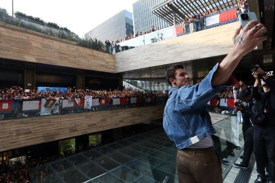 Tras su llegada, Mendes quiso grabar en video cómo fue recibido por los y las mexicanas en una plaza de la capital.