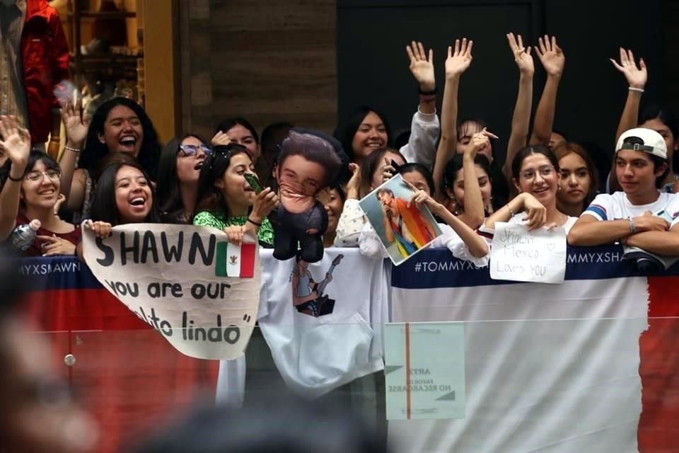 Los y las fans estaban en verdadera euforia cuando por fin lograron ver a Mendes.