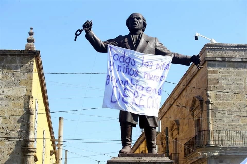 Manifestantes señalan que 'puede más la vergüenza social y la presión que generan los tendederos, que un juzgado'.