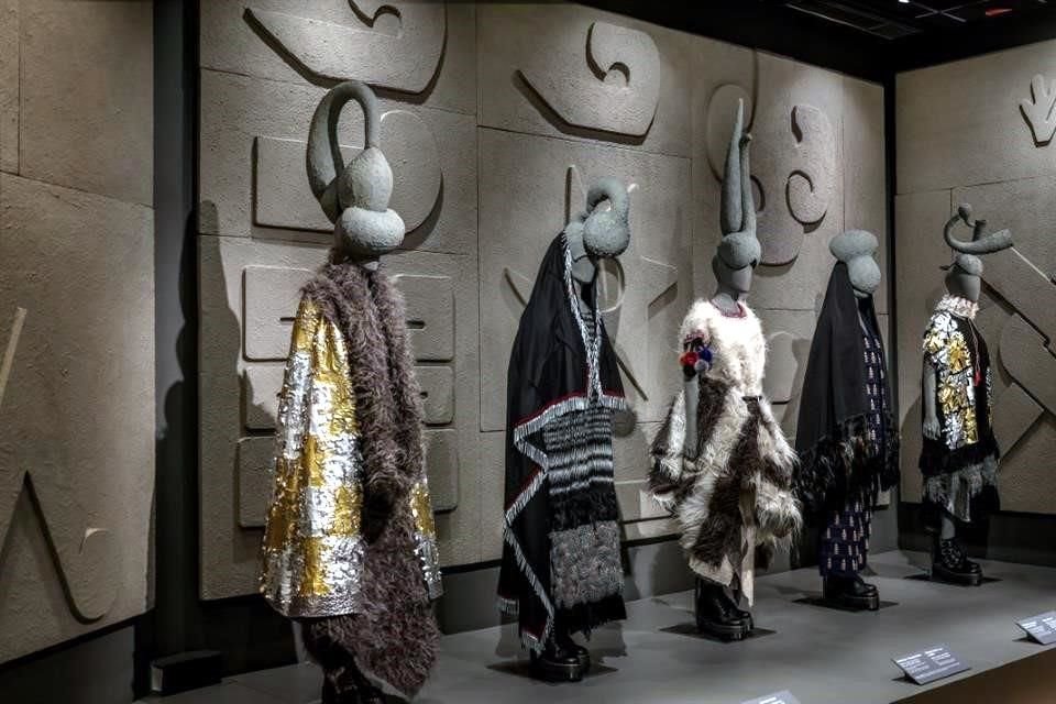 El Museo Franz Mayer presenta 'Carla Fernández Casa de Moda. Un manifiesto de moda mexicana', una expo que explora las formas en las que la diseñadora mexicana colabora en los procesos de diseño.