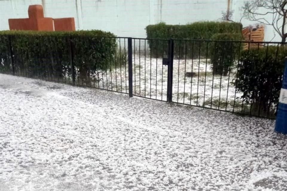 El hielo se acumuló en calles y fachadas de Tultepec y Coacalco.