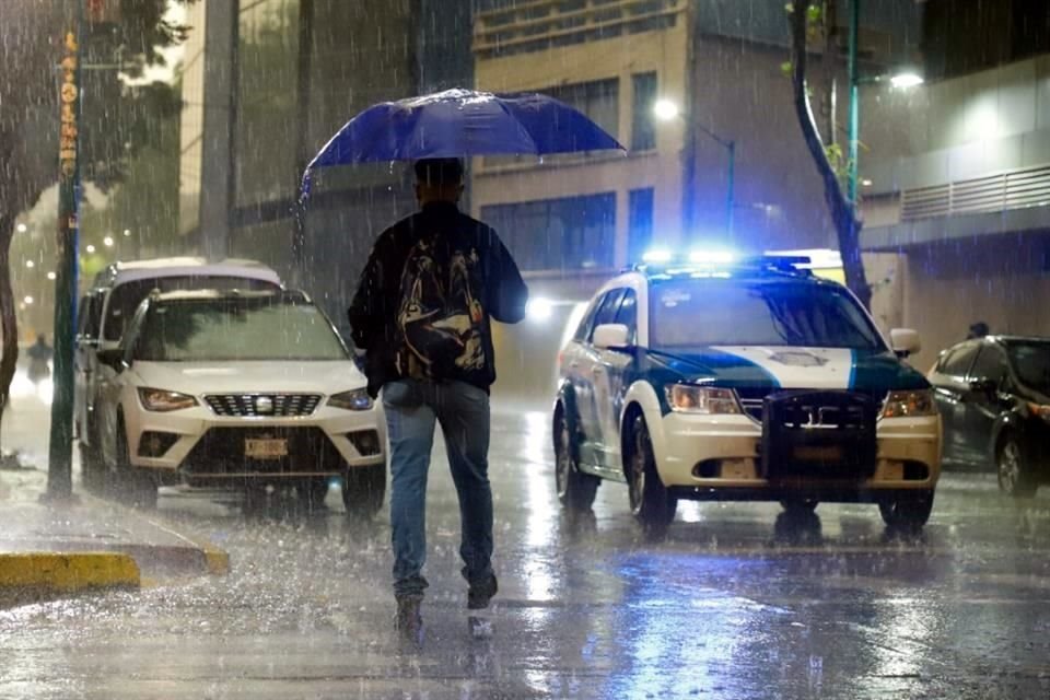 Con las lluvias, se reportaron anegaciones de hasta un metro, en puntos como Bosques de las Lomas, en la Alcaldía Miguel Hidalgo, donde vehículos quedaron detenidos en medio de los encharcamientos.