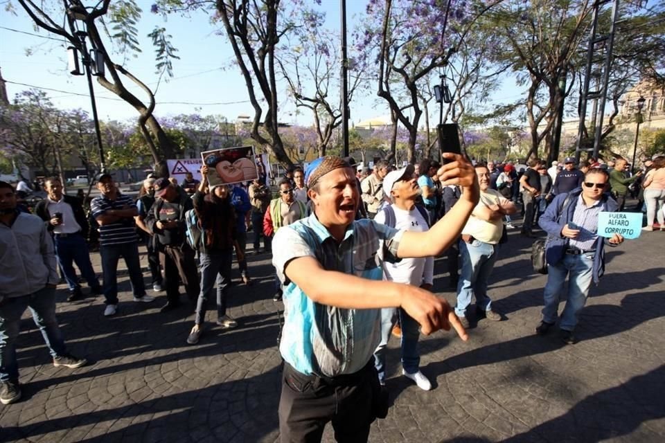 Las personas que protestaban contra la verificación por Avenida Hidalgo y por la Calle Independencia, en el Centro de Guadalajara.