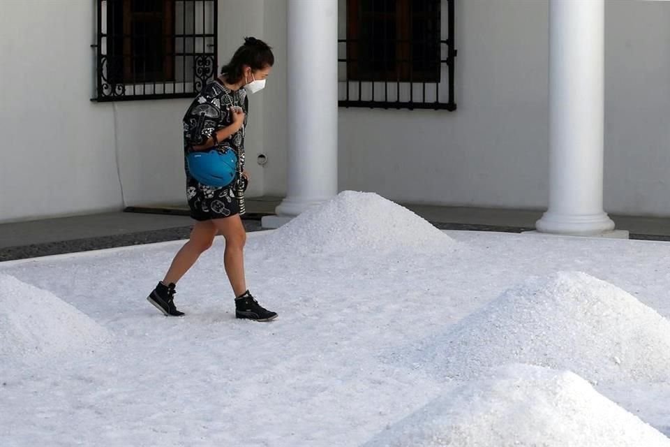 La instalación busca dar vida a un desierto de sal, con montículos de diversos tamaños que ayuden a los espectadores a entender el complejo y difícil tránsito de las migrantes alrededor del mundo.