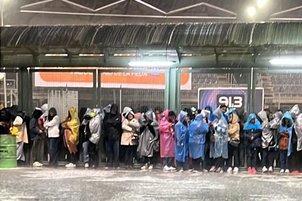 Usuarios  denunciaron inundaciones en la estación de Ciudad Deportiva de la Línea 9 del STC Metro, derivado de fuertes lluvias.