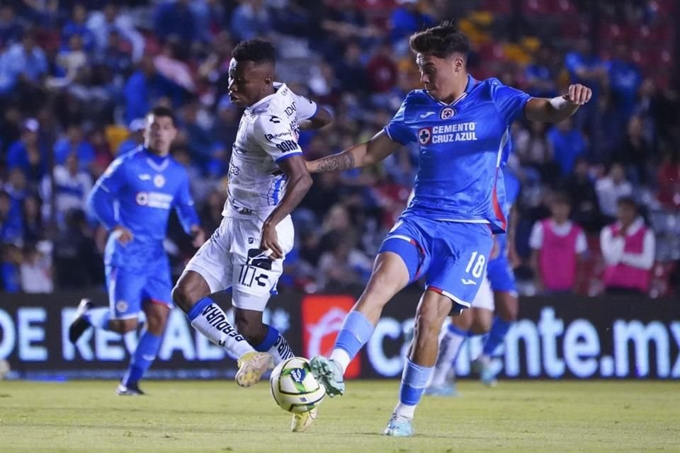 Con un tanto en los minutos finales, Cruz Azul alcanzó a empatar 2-2 en su visita al Querétaro, en duelo pendiente de la Jornada 4.