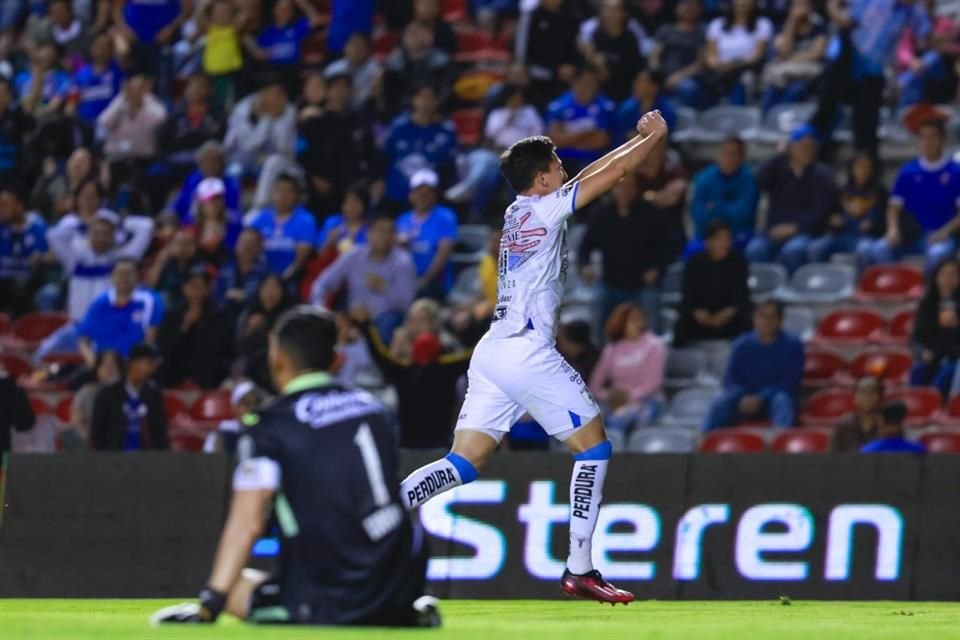 Con un tanto en los minutos finales, Cruz Azul alcanzó a empatar 2-2 en su visita al Querétaro, en duelo pendiente de la Jornada 4.