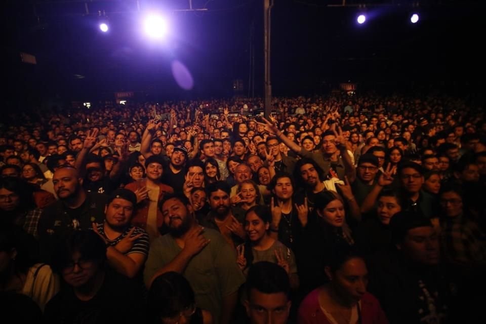Los 2 mil 600 asistentes en el concierto de la banda escocesa no se perdieron en el mapa con música nueva que suelen ofrecer los artistas antes de llegar a los éxitos.
