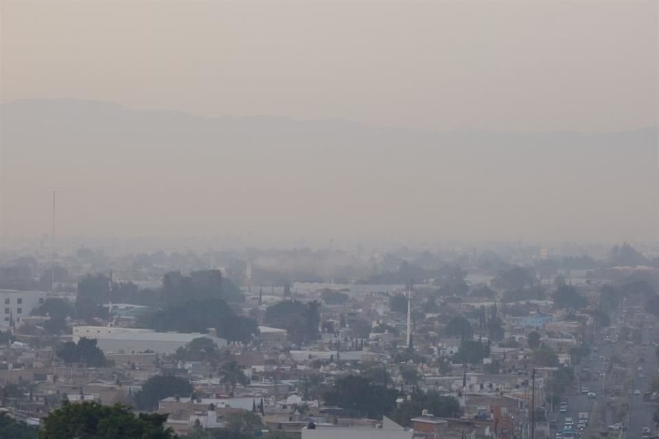 Vista general de la contaminación en AMG esta mañana debido al incendio en el Municipio de Tala.