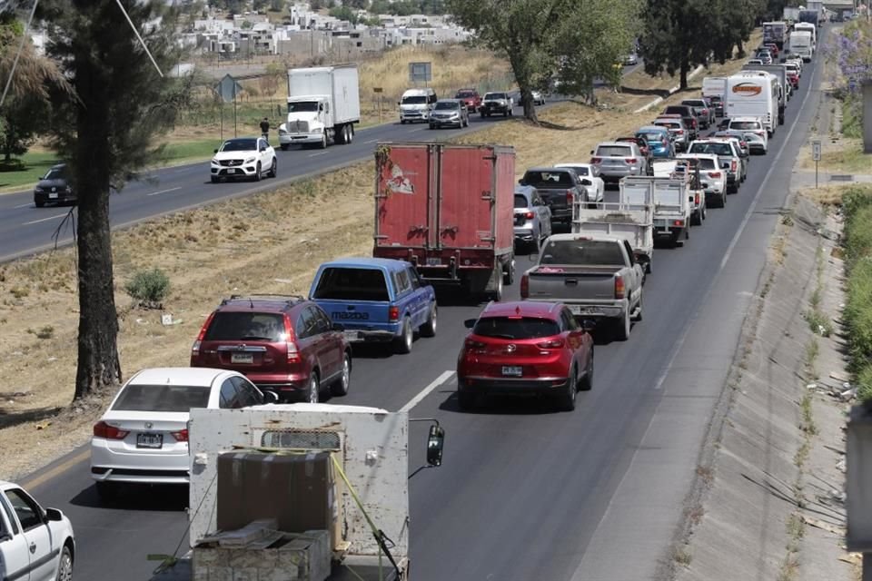 La Carretera a Nogales se vuelve intransitable en horas pico.