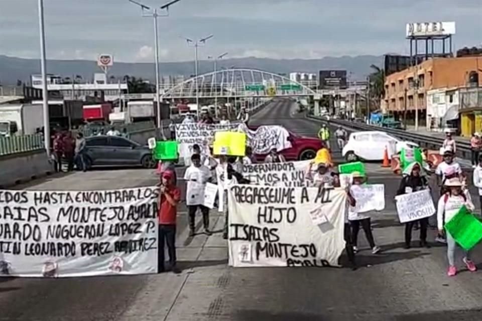 Los familiares acusaron que las autoridades solo los llevan de excursión a lugares donde podría haber fosas, pues FGE no lleva equipo para buscar.