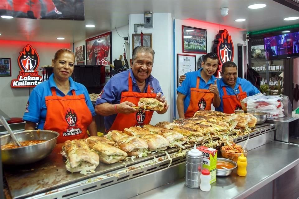 Salvador Sáenz es dueño del negocio de las famosas tortas locas.