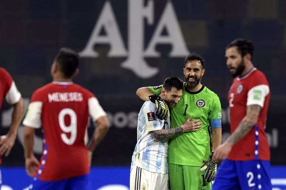 Al final del juego Messi y Claudio Bravo se abrazaron.