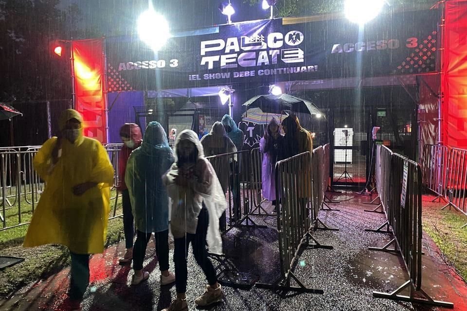 Llegaron al Palco Tecate con ganas de bailar al ritmo de la cumbia, pero los fans de Los Ángeles Azules fueron recibidos por un tremendo aguacero que los empapó antes de entrar en calor con la música.